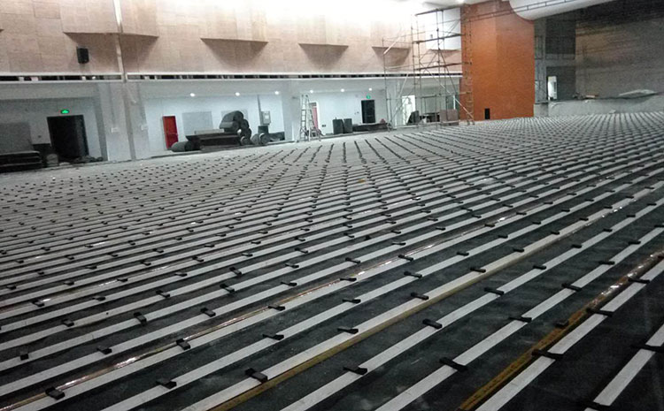 ?？跅鳂迥倔w育木地板施工方案