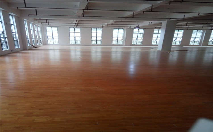 24厚木地板籃球場怎么翻新？