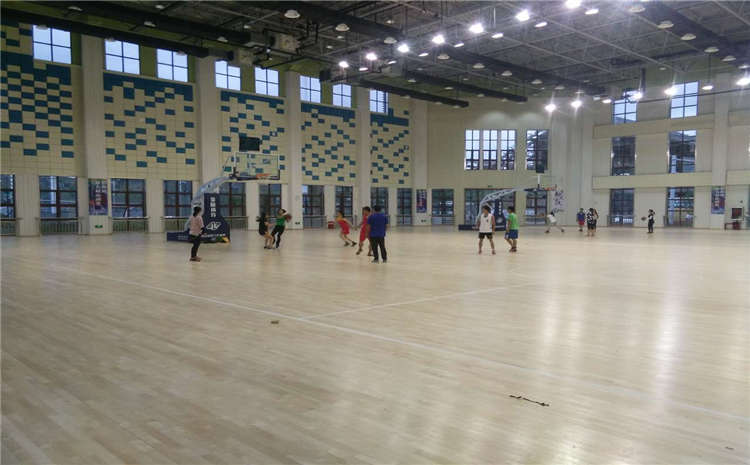 ?？跅鳂迥倔w育木地板施工方案