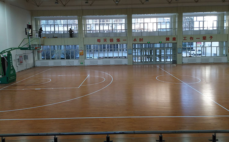 體育木地板出現(xiàn)污漬怎么更好的處理？